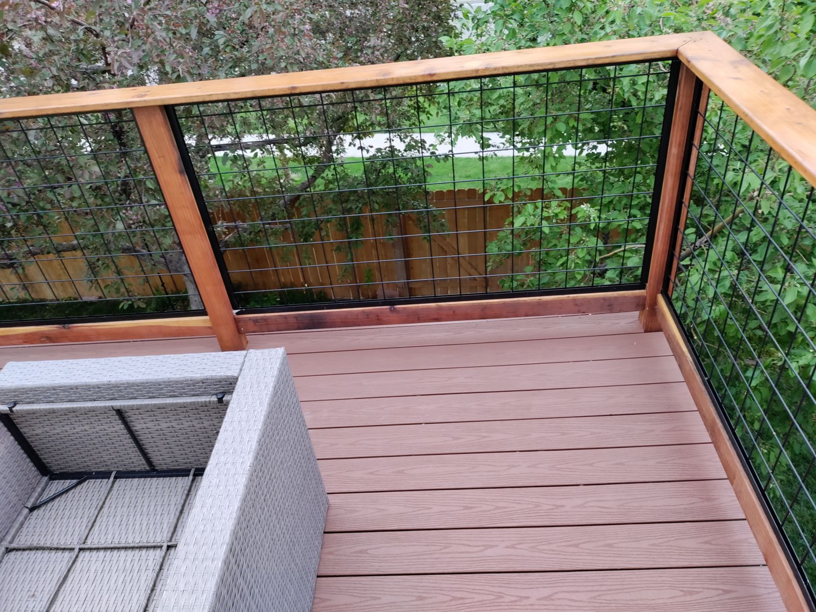 Composite deck with hog wire railing in Commerce City, CO